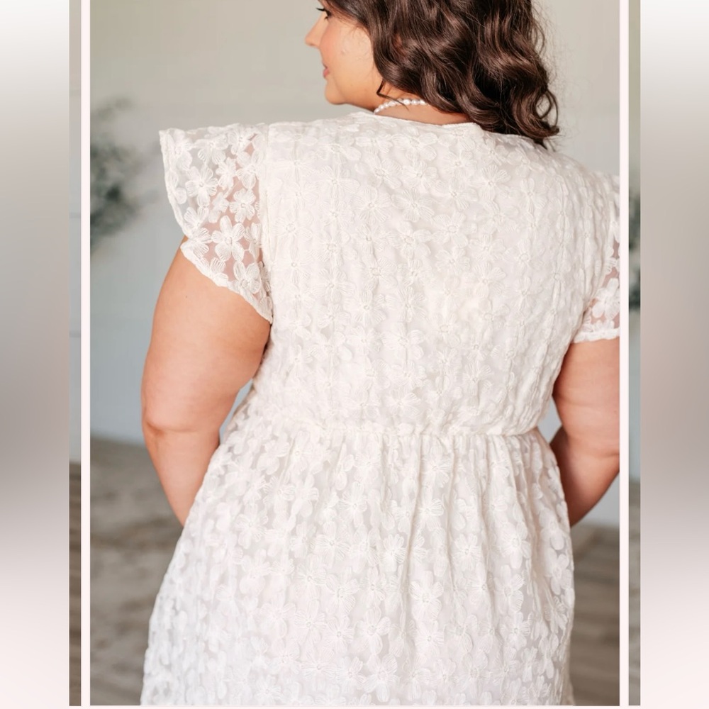 Elegant Cream Maxi Dress with Flutter Sleeves - Picture 3 of 6